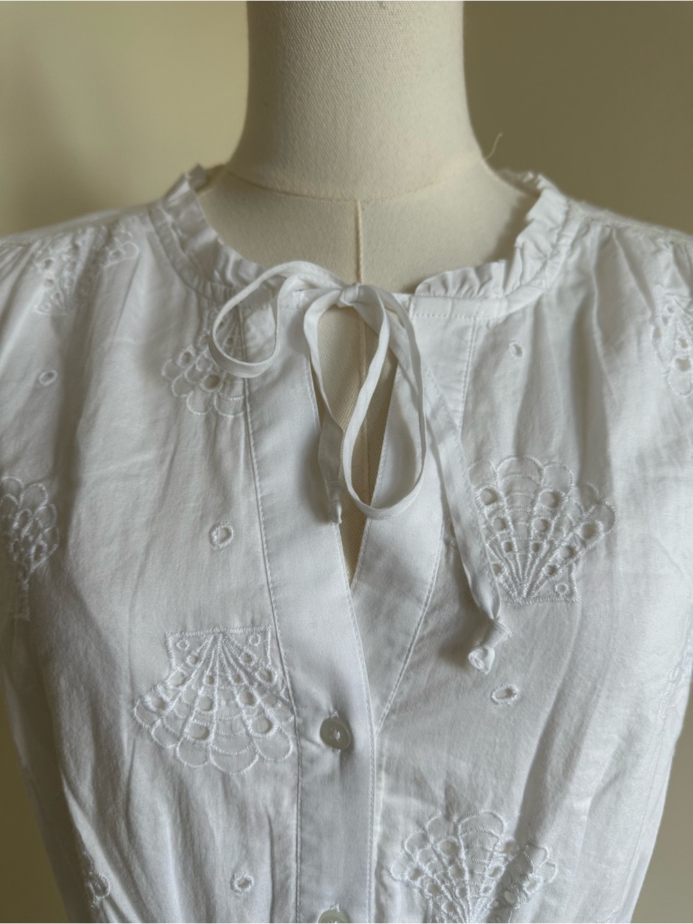 NWT Vineyard Vines Eyelet Christine Dress- Medium - Picture 6 of 13